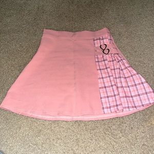 Pink contrast plaid mini skirt with heart buckles